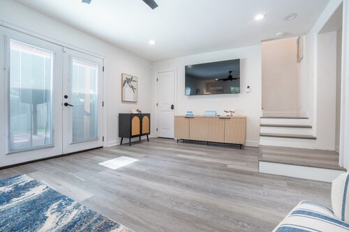 Spacious 4-bedroom house in Fort Walton Beach with lots of parking.