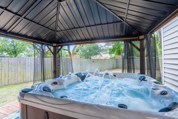 Outdoor spa tub