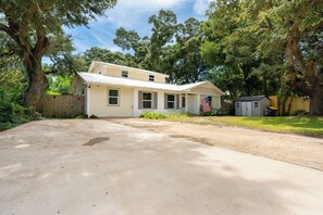 Exterior - Spacious 4-bedroom house in Fort Walton Beach with lots of parking. (Fort Walton Beach)