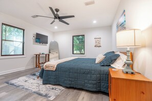 4 bedrooms, desk, iron/ironing board, travel cot - Spacious 4-bedroom house in Fort Walton Beach with lots of parking. (Fort Walton Beach)