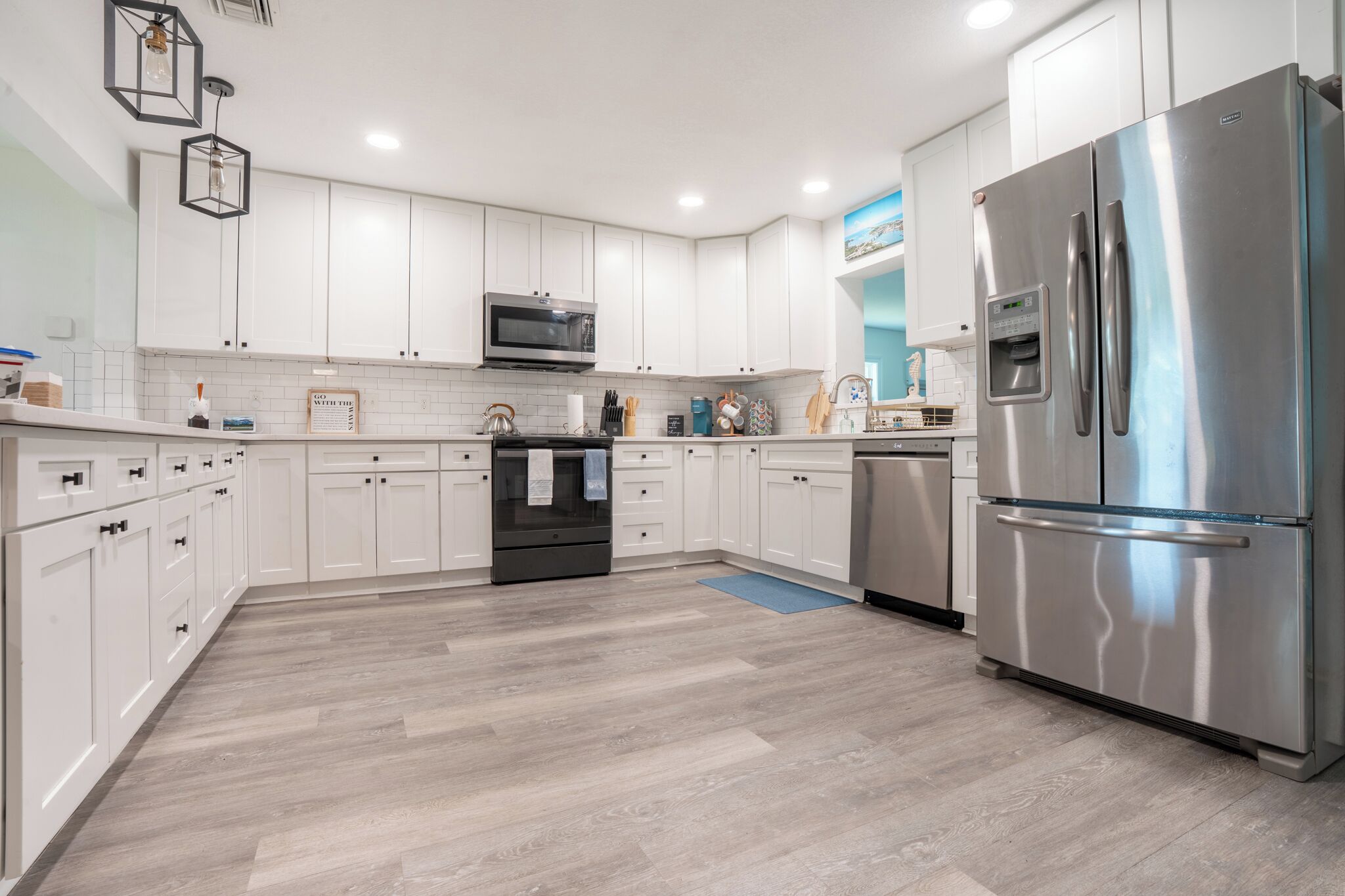 Jääkaappi, mikroaaltouuni, uuni, liesi