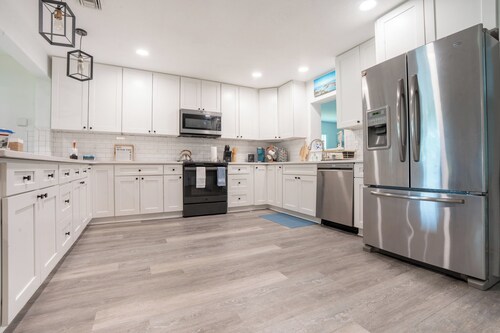 Spacious 4-bedroom house in Fort Walton Beach with lots of parking.