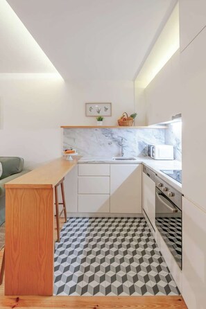 Réfrigérateur, four à micro-ondes, un four, surface de cuisson