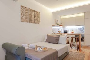 1 habitación, tabla de planchar con plancha y cuna de viaje 