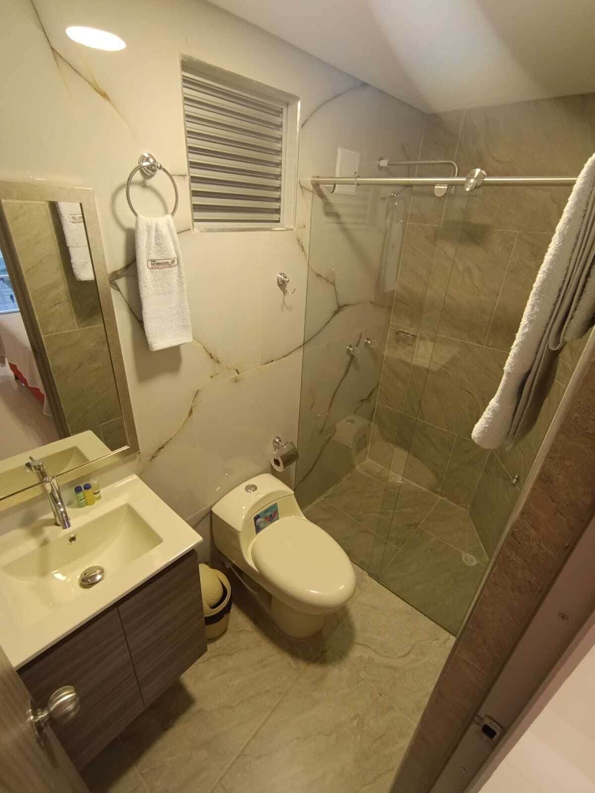 淋浴设施、毛巾、肥皂、洗发水