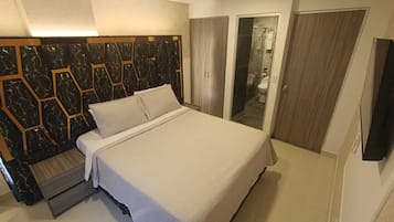 Blackout curtains, free WiFi