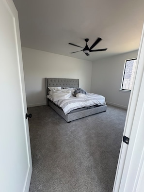 3 habitaciones, tabla de planchar con plancha, wifi y ropa de cama