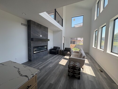 NEW Luxury townhome w/ excellent location