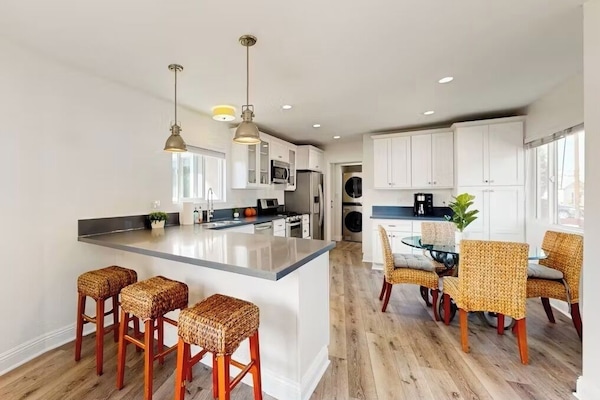 Mikrobølgeovn, ovn, kokeplater og oppvaskmaskin