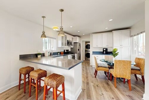 Spacious 2BR 2BA Cliffside Bungalow Near SDSU • Jacuzzi Tub •Family Friendly