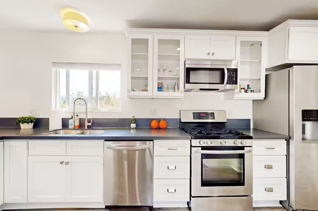 Mikrobølgeovn, ovn, kokeplater og oppvaskmaskin