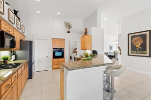 Mikrovågsugn, ugn, spishäll och diskmaskin