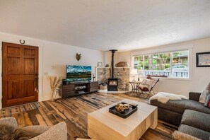Fernseher, Kamin, Tischtennisplatte