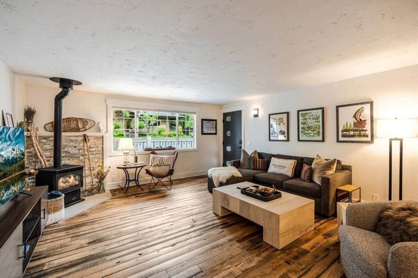 Télévision, cheminée, table de tennis de table