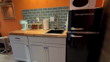 Microwave, coffee/tea maker, cookware/dishes/utensils, dining tables