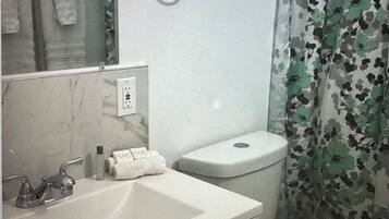 Dusche, Haartrockner, Handtücher, Seife