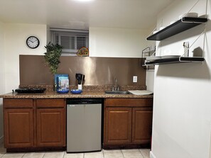 Mikrowelle, Herdplatte, Wasserkocher mit Kaffee-/Teezubehör