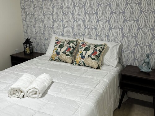 Cozy 1-bed home, steps to NYC & MetLife. Minutes to bus and ferry. Free parking.