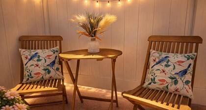 Cozy 1-bed home, steps to NYC & MetLife. Minutes to bus and ferry. Free parking.