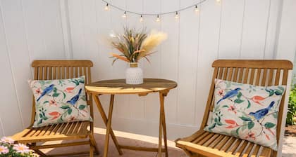 Cozy 1-bed home, steps to NYC & MetLife. Minutes to bus and ferry. Free parking.