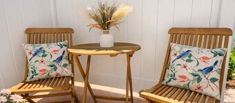 Cozy 1-bed home, steps to NYC & MetLife. Minutes to bus and ferry. Free parking.