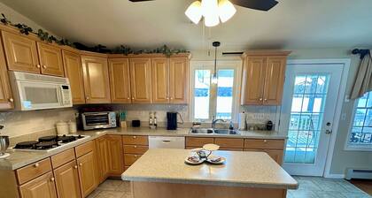 Charming 2-bedroom house located on Bolton Lake
