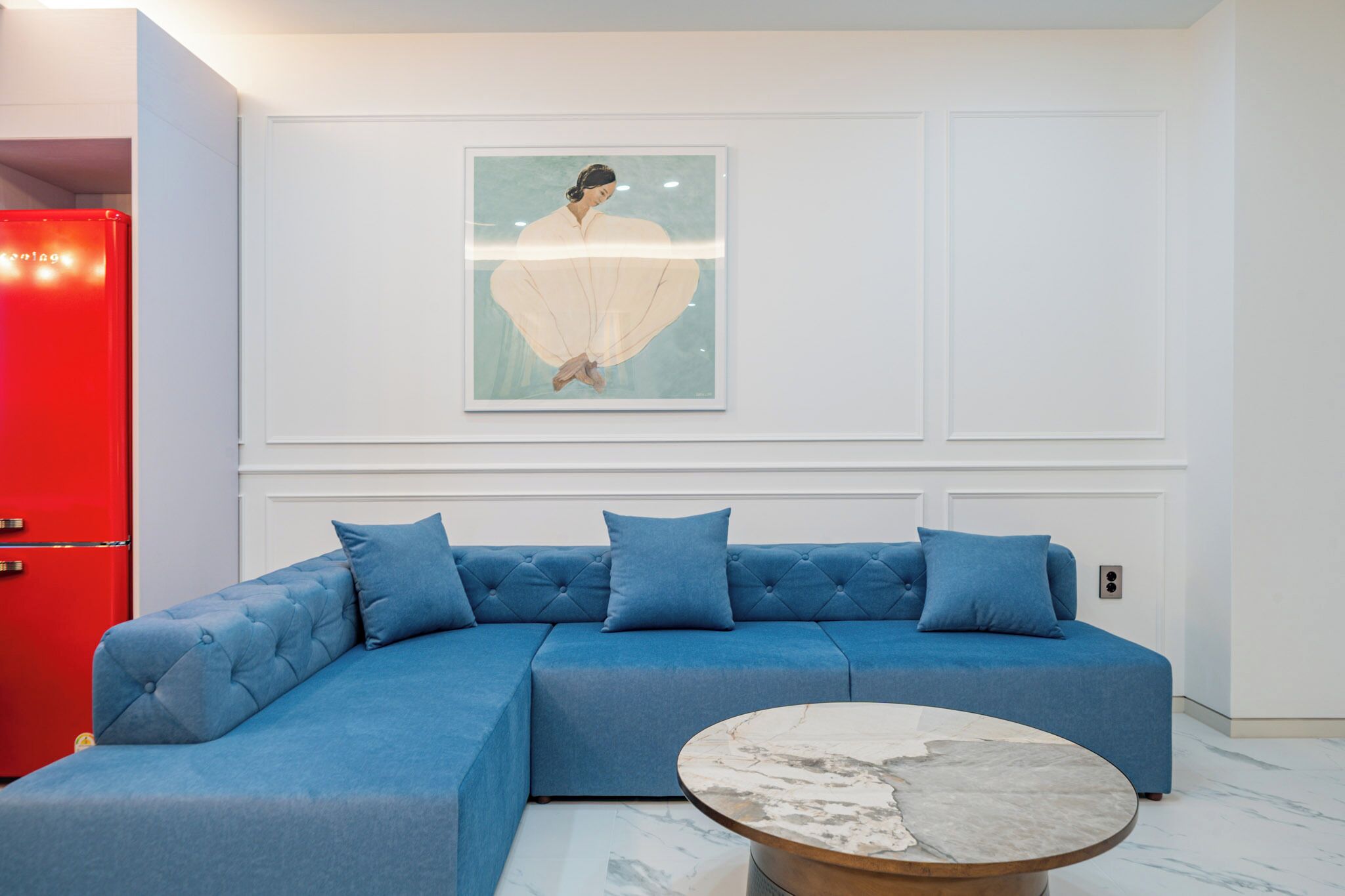 로열 스튜디오 스위트, 침대(여러 개), 금연, 전용 욕실 | 거실 공간 | 디지털 채널 시청이 가능한 75인치 LCD TV, 바닥 난방/온돌