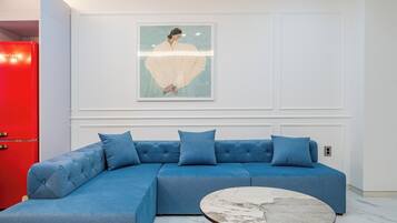 ๋ก์ด ์คํ๋์ค ์ค์ํธ, ์นจ๋(์ฌ๋ฌ ๊ฐ), ๊ธ์ฐ, ์ ์ฉ ์์ค | ๊ฑฐ์ค ๊ณต๊ฐ | ๋์งํธ ์ฑ๋ ์์ฒญ์ด ๊ฐ๋ฅํ 75์ธ์น LCD TV, ๋ฐ๋ฅ ๋๋ฐฉ/์จ๋