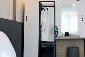 Basic-Doppelzimmer, 1 King-Bett, Nichtraucher, eigenes Bad | Daunenbettdecken, Schreibtisch, laptopgeeigneter Arbeitsplatz