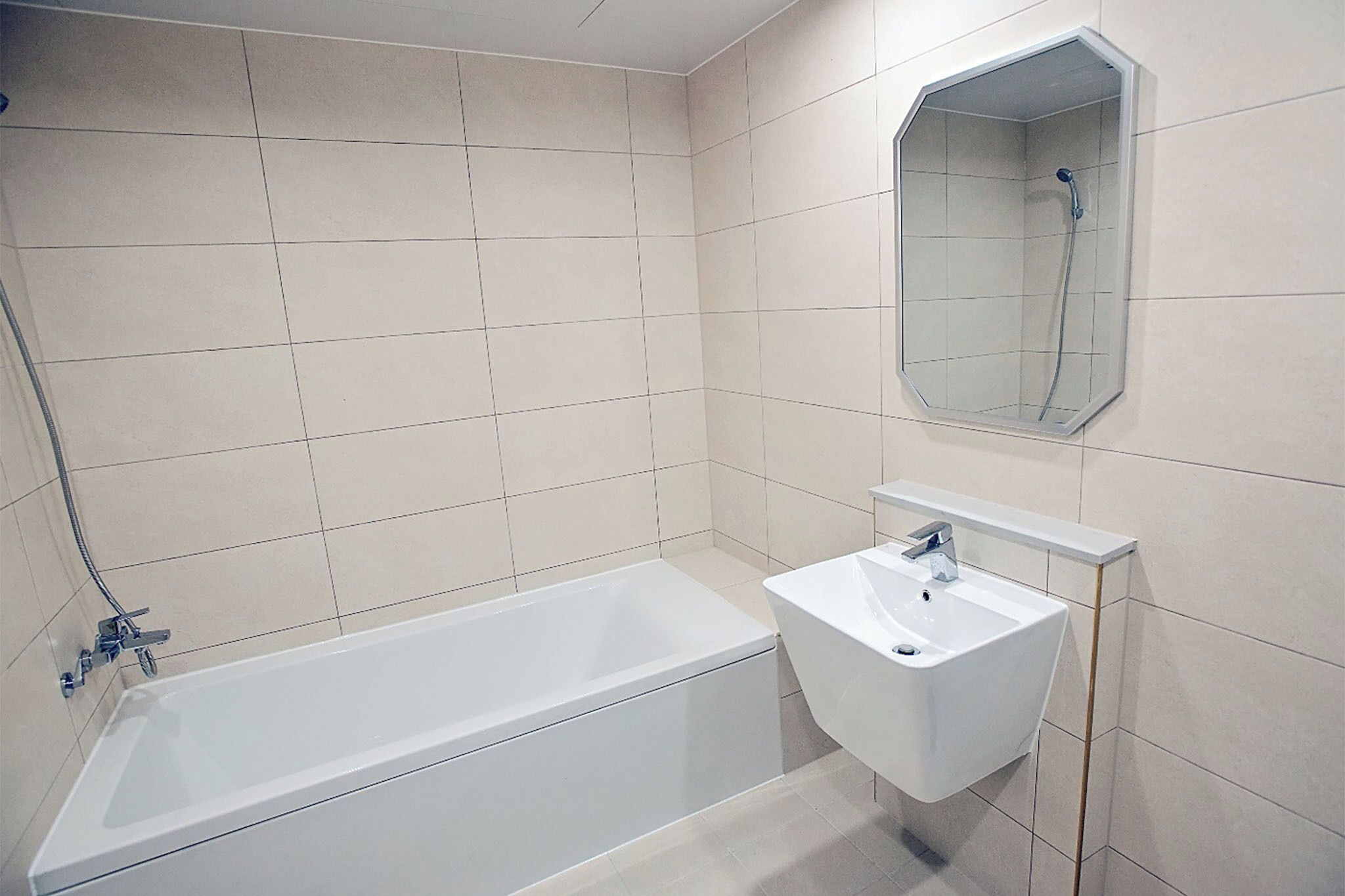 Une salle de bain moderne avec une baignoire, un lavabo et une douche.