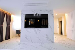 Royal Studio Suite, Multiple Beds, Non Smoking, Private Bathroom