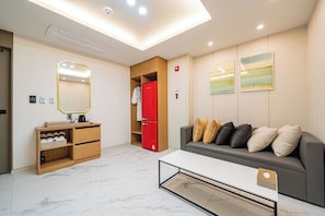 Luxury-Studiosuite, Mehrere Betten, Nichtraucher, eigenes Bad | Wohnbereich | 75-Zoll-LCD-Fernseher mit Digitalempfang, Fußbodenheizung