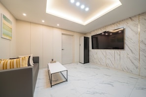 Luxury Studio Suite, Multiple Beds, Non Smoking, Private Bathroom | Living area