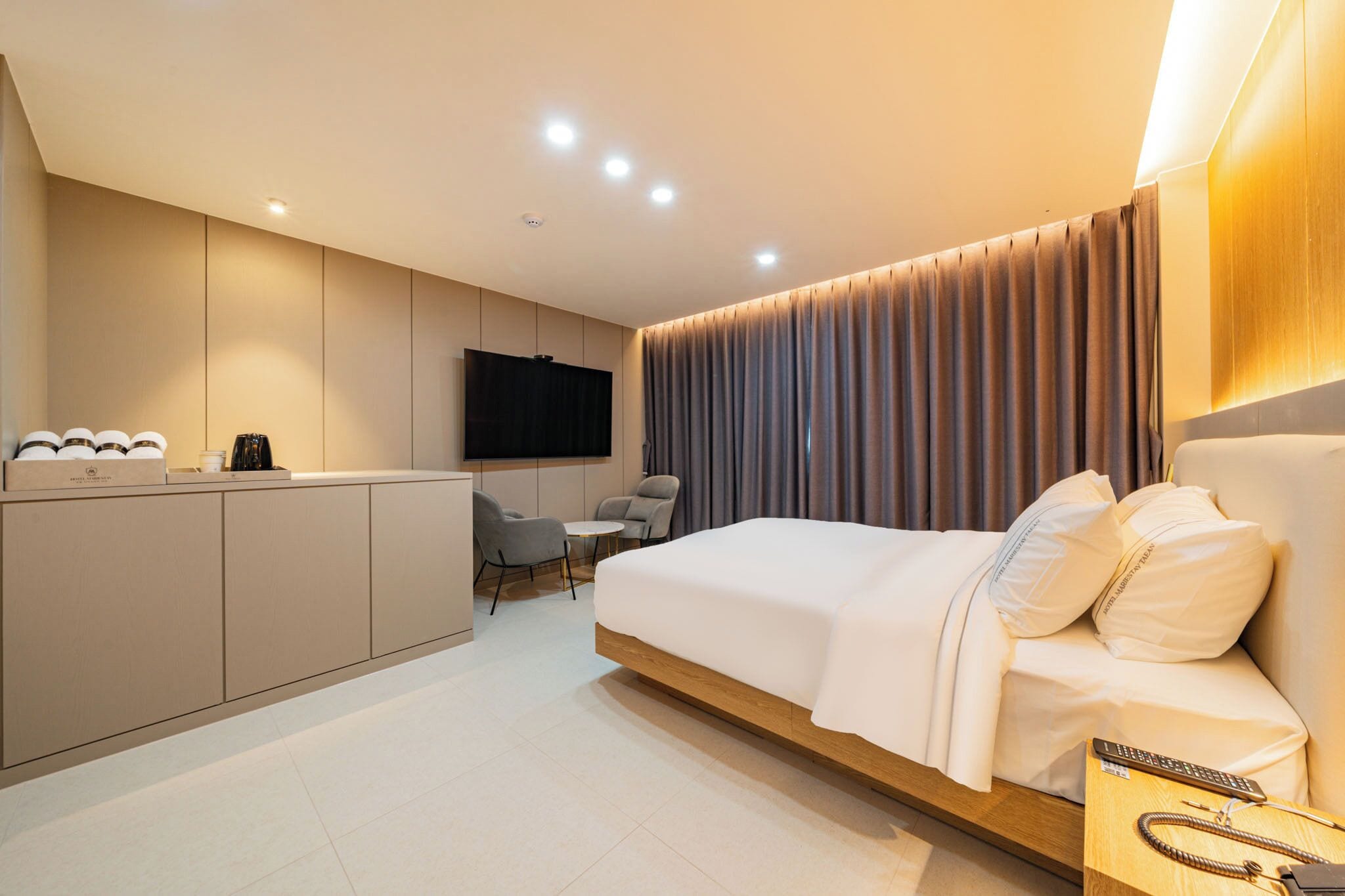 Double Room, 1 King Bed, Non Smoking, Private Bathroom | Down comforters, desk, laptop workspace, free WiFi