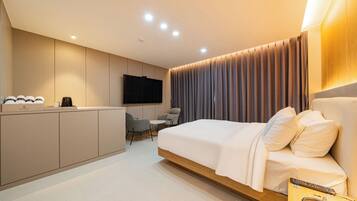 Double Room, 1 King Bed, Non Smoking, Private Bathroom | Down comforters, desk, laptop workspace, free WiFi