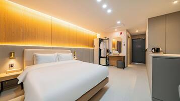 Cubrecamas, escritorio, espacio para trabajar con laptop y wifi gratis