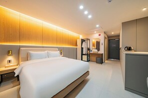 Kamar Double Basic, 1 Tempat Tidur King, Bebas Asap Rokok, kamar mandi pribadi | Selimut bulu angsa, meja kerja, dan ruang kerja ramah laptop