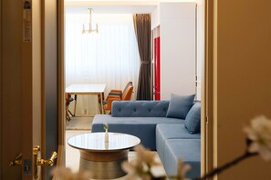 Royal studio suite, Meerdere bedden, niet-roken, privébadkamer | Woonruimte | Een 75-inch lcd-televisie met digitale zenders en vloerwarming