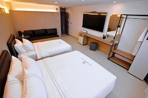 Deluxe-Zweibettzimmer, Mehrere Betten, Nichtraucher, eigenes Bad | Daunenbettdecken, Schreibtisch, laptopgeeigneter Arbeitsplatz