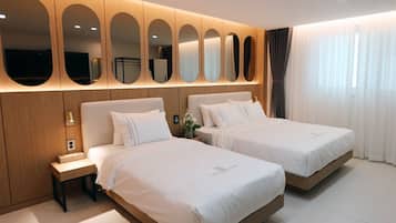 Chambre Premium avec lits jumeaux, plusieurs lits, non-fumeurs, salle de bains privée | Couette en duvet d'oie, bureau