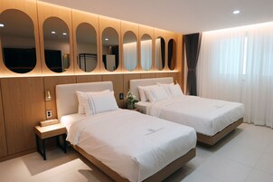 尊荣双床房, 多张床, 无烟房, 私人浴室 | 羽绒被、办公桌、笔记本电脑工作区、免费 WiFi