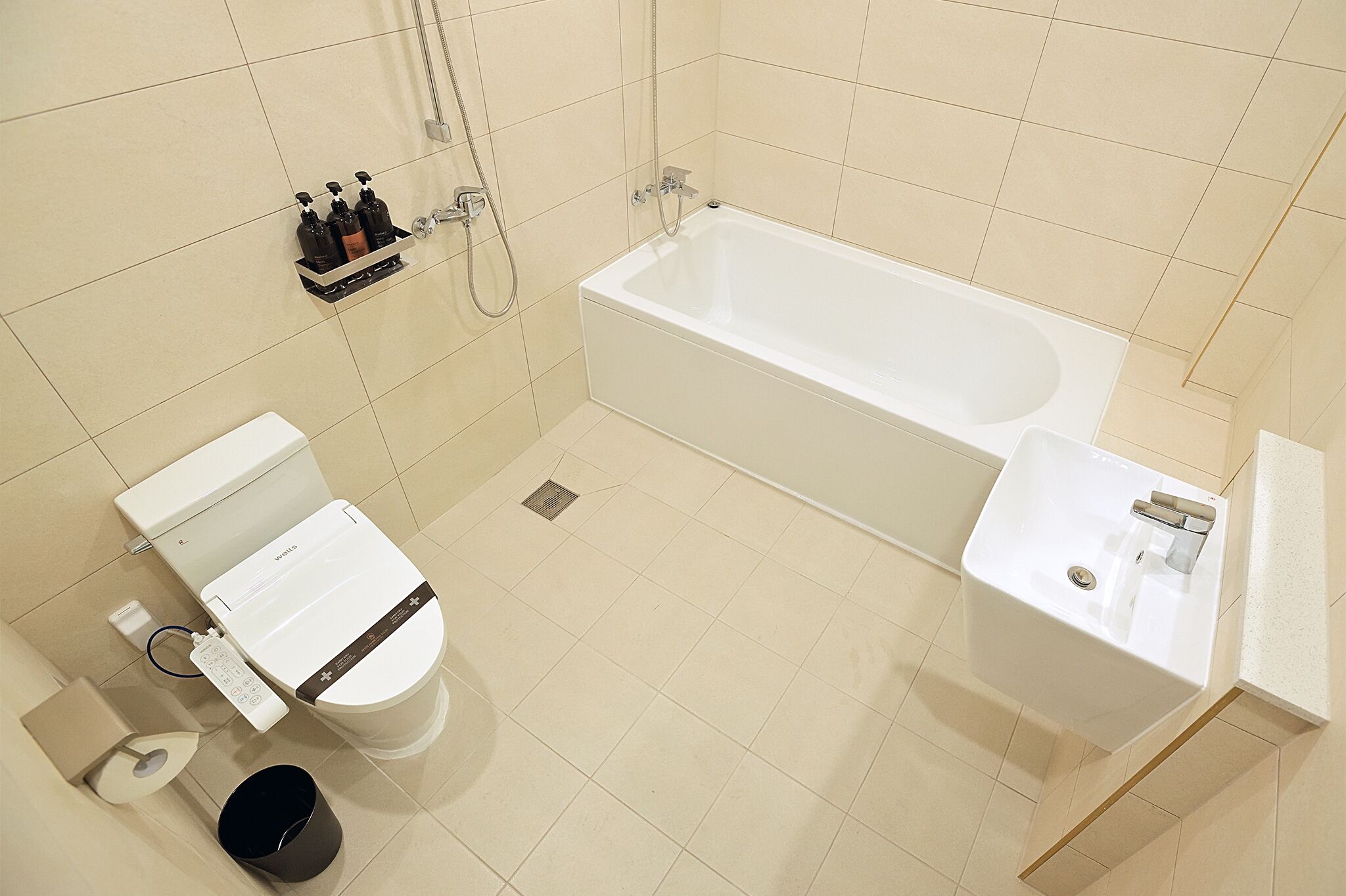 Un baño moderno con inodoro, bidé, bañera y lavamanos.