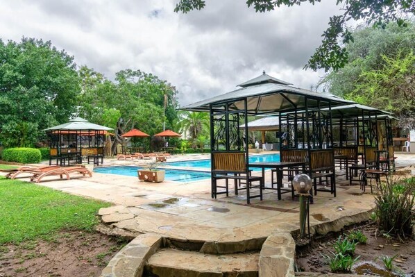 Una piscina al aire libre