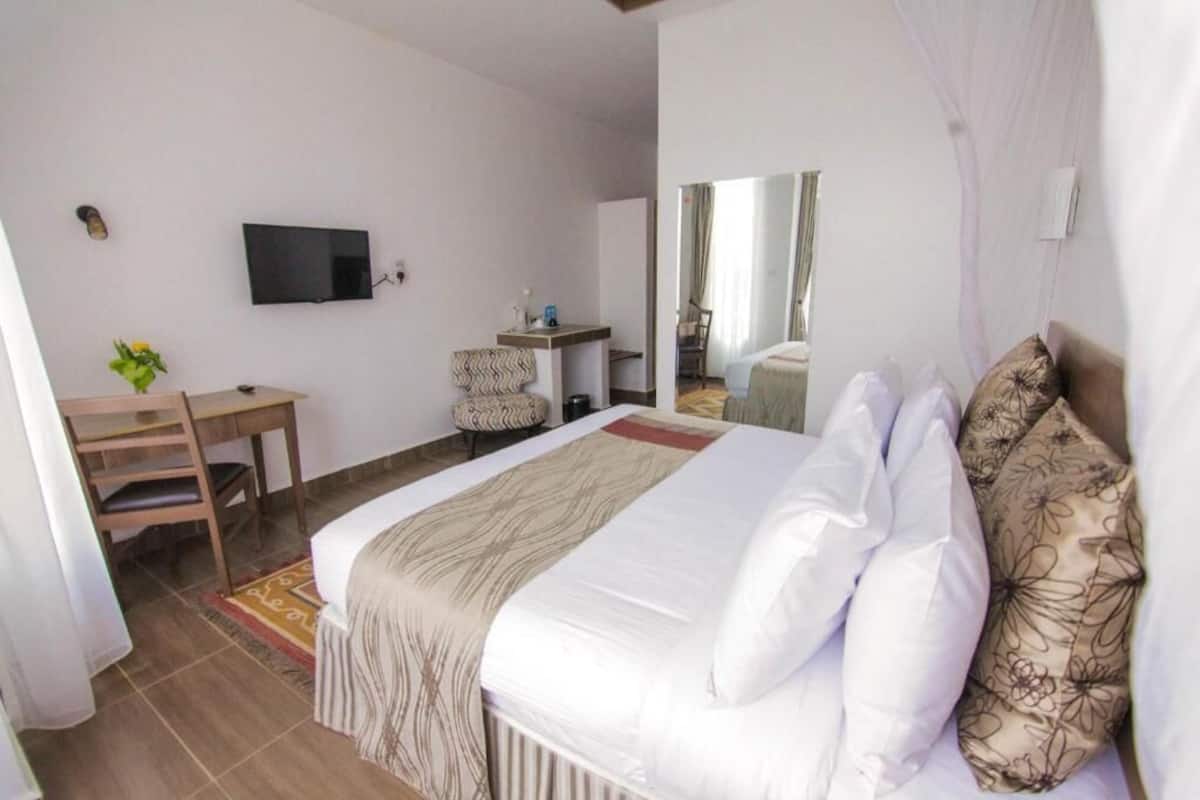 WiFi (free), bed sheets