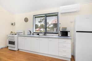House, 2 Bedrooms, Pets allowed, Courtyard View | Living area