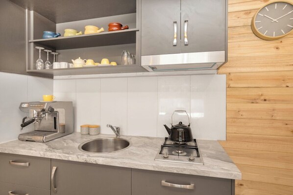 Studio, Private Bathroom, Courtyard View | Private kitchen