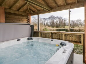 Outdoor spa tub - Glandwr House (Llandrindod Wells)