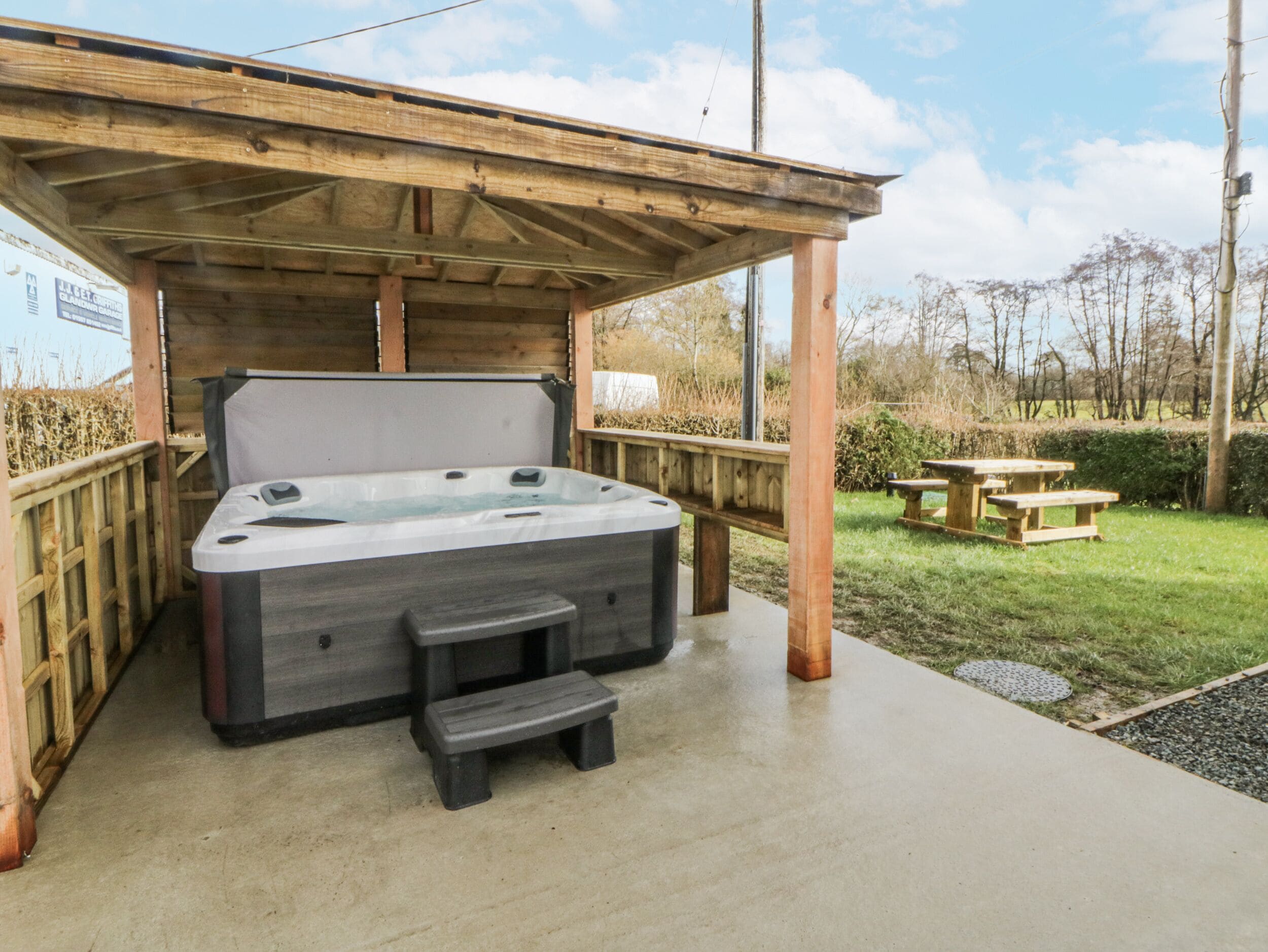 Cottage | Outdoor spa tub