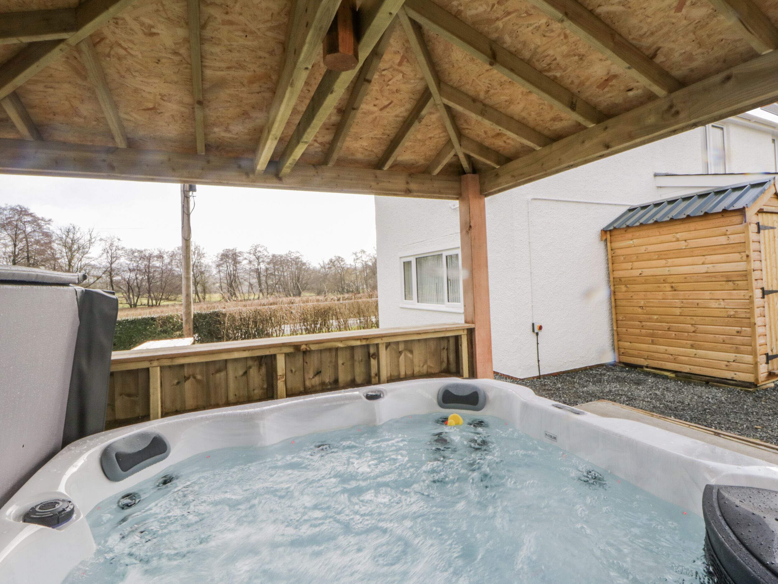 Cottage | Outdoor spa tub
