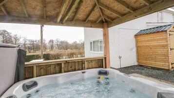 Cottage | Outdoor spa tub